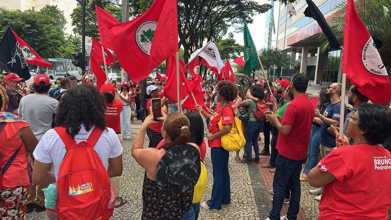 Manifestantes protestam na porta do TJMG, onde acontece audiência de conciliação nesta quarta-feira (13)