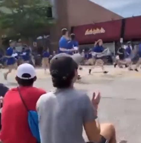 Pessoas que participavam do desfile correram após início dos ataques