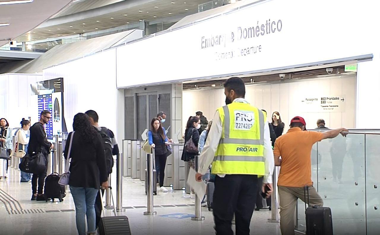 Greve dos aeronautas causa transtornos a passageiros do Aeroporto Internacional de BH, em Confins