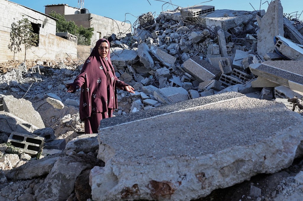 Palestina mostra casa em território da Cisjordânia destruída por ataque israelense 
