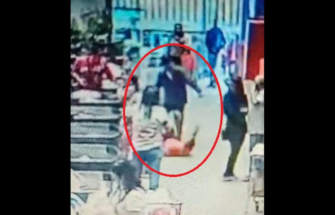 Imagem da câmera de segurança mostra o momento em que o suspeito chuta o rosto da vítima, que já estava caída após levar um soco