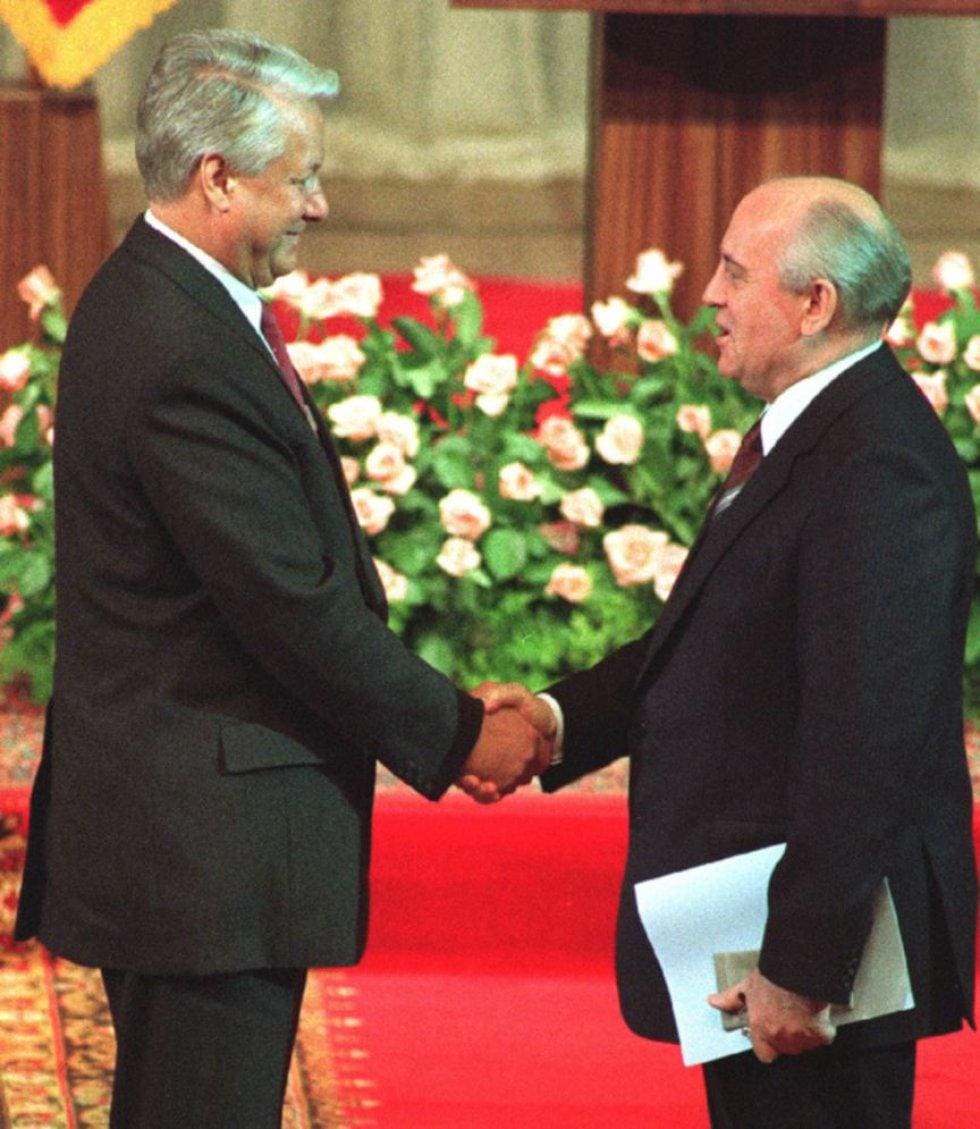 Boris Yeltsin, líder do golpe, cumprimenta Mikhail Gorbachev