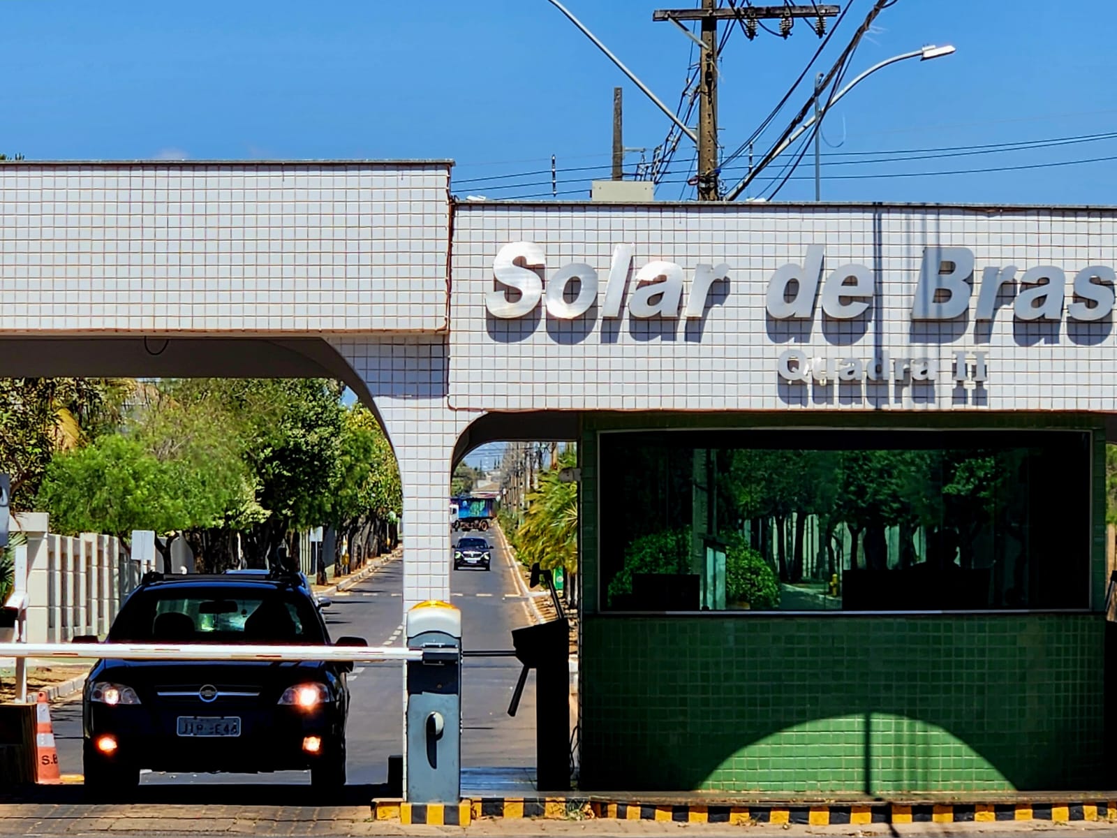 Entrada principal do Condomínio solar de Brasília, onde Bolsonaro mora e é monitorado