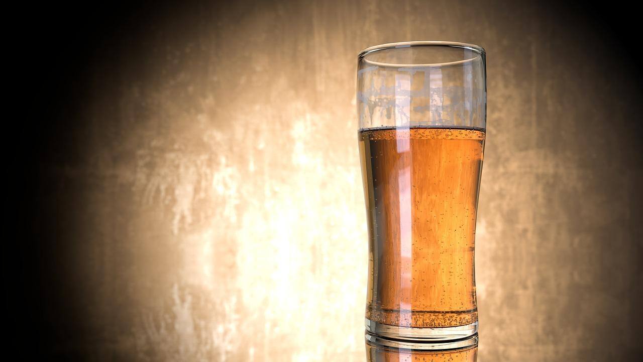 Imagem mostra copo com cerveja