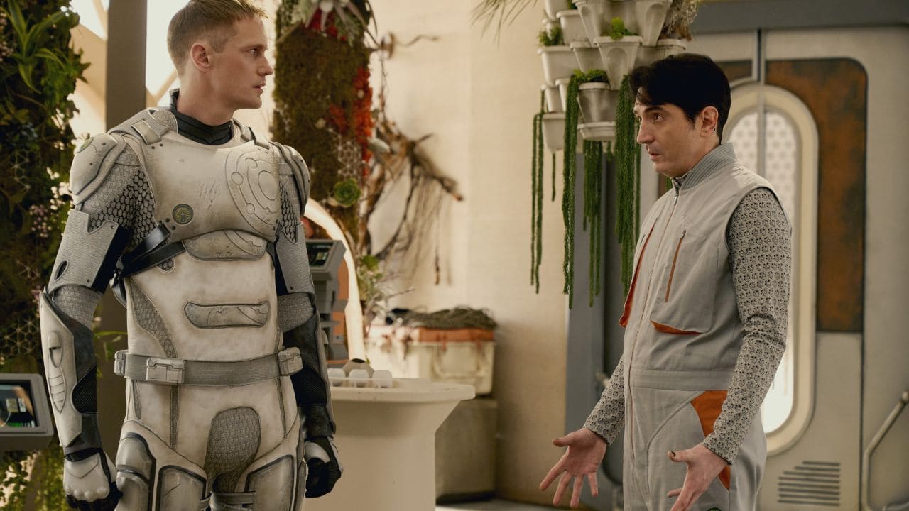 Alexander Skarsgård e David Dastmalchian são protetor e protegido em 'Diários de um Robô-Assassino'