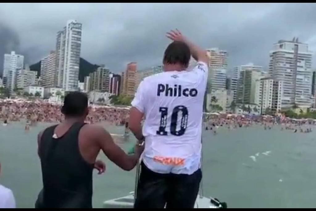 Bolsonaro saltou do barco e mergulhou no mar, acompanhado de seguranças