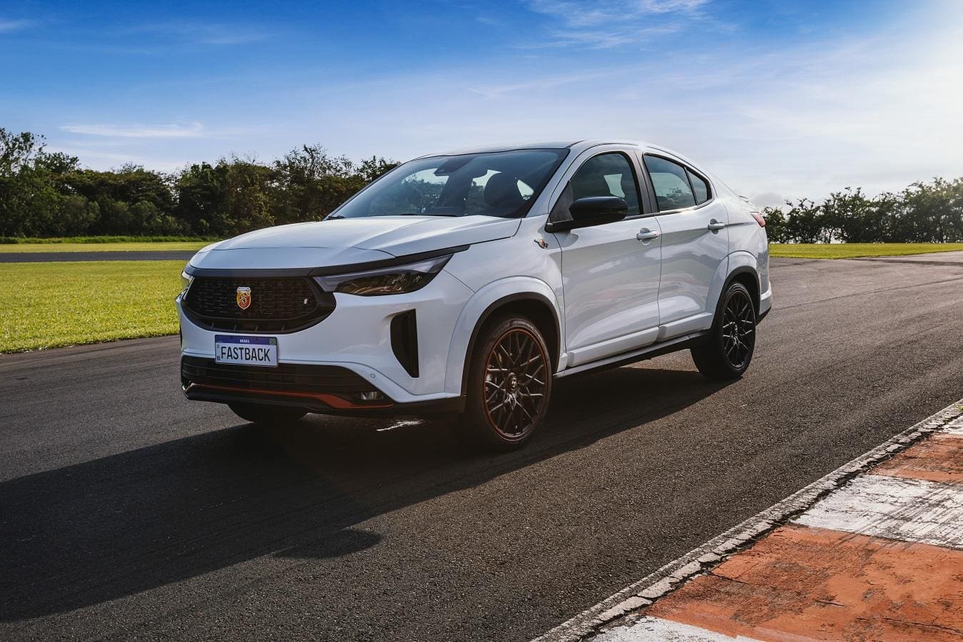 Fiat Fastback Abarth é uma das versões que deve ganhar teto solar panorâmico