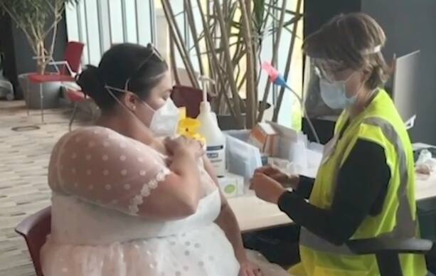 Mulher usa vestido de noiva para se vacinar após cancelar festa pela pandemia