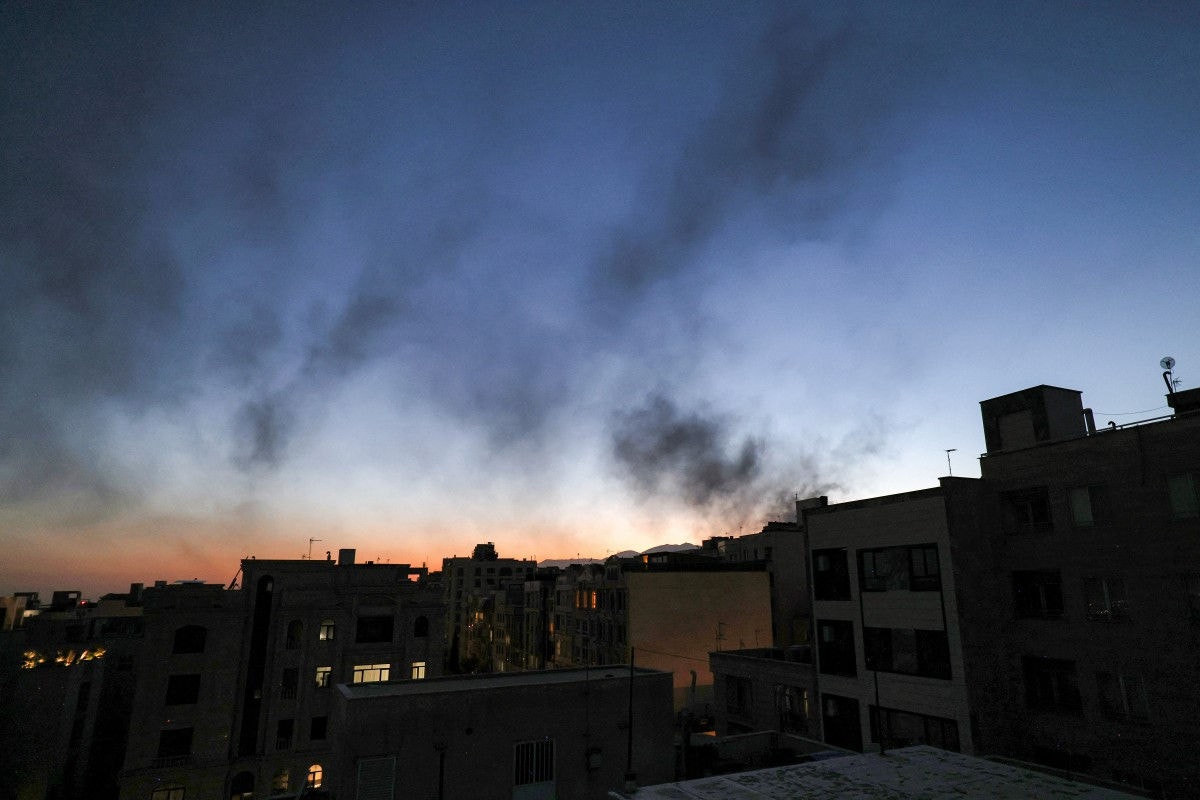 Nuvens de fumaça sobem após um ataque israelense noturno em Teerã em 17 de junho de 2025