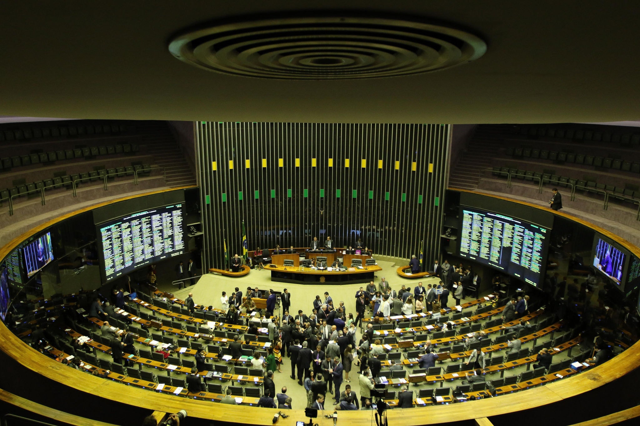 Com o voto de 398 deputados a favor do veto a trechos da LDO, a matéria não precisou passar pelo Senado