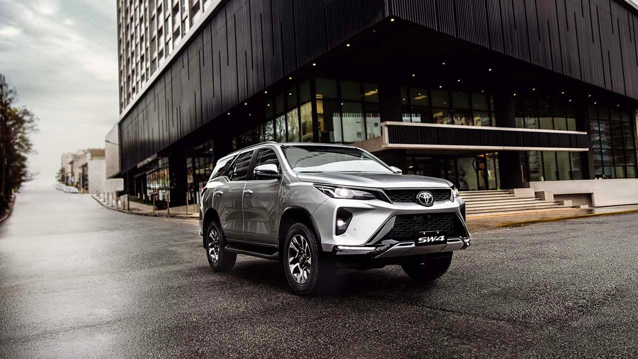 Nova versão de entrada do Toyota SW4 chega às lojas por R$ 380 mil