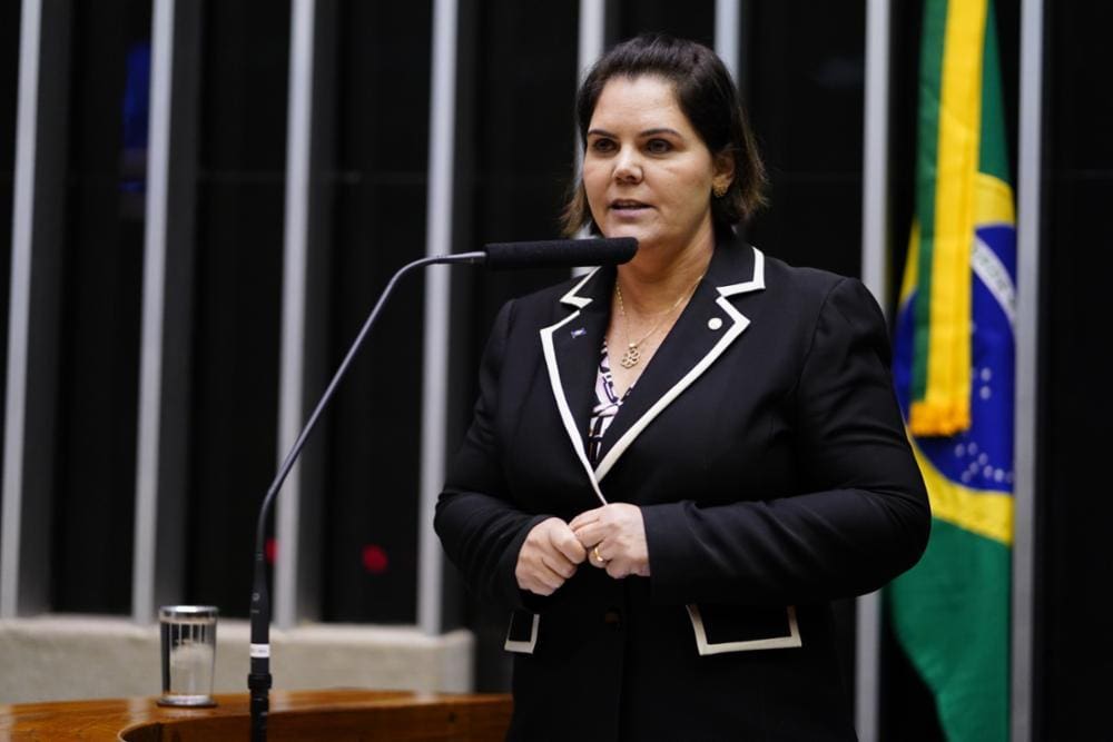 A deputada federal Coronel Fernanda (PL-MT), policial militar eleita para seu primeiro mandato na Câmara, é apontada como financiadora dos atos de 8 de janeiro