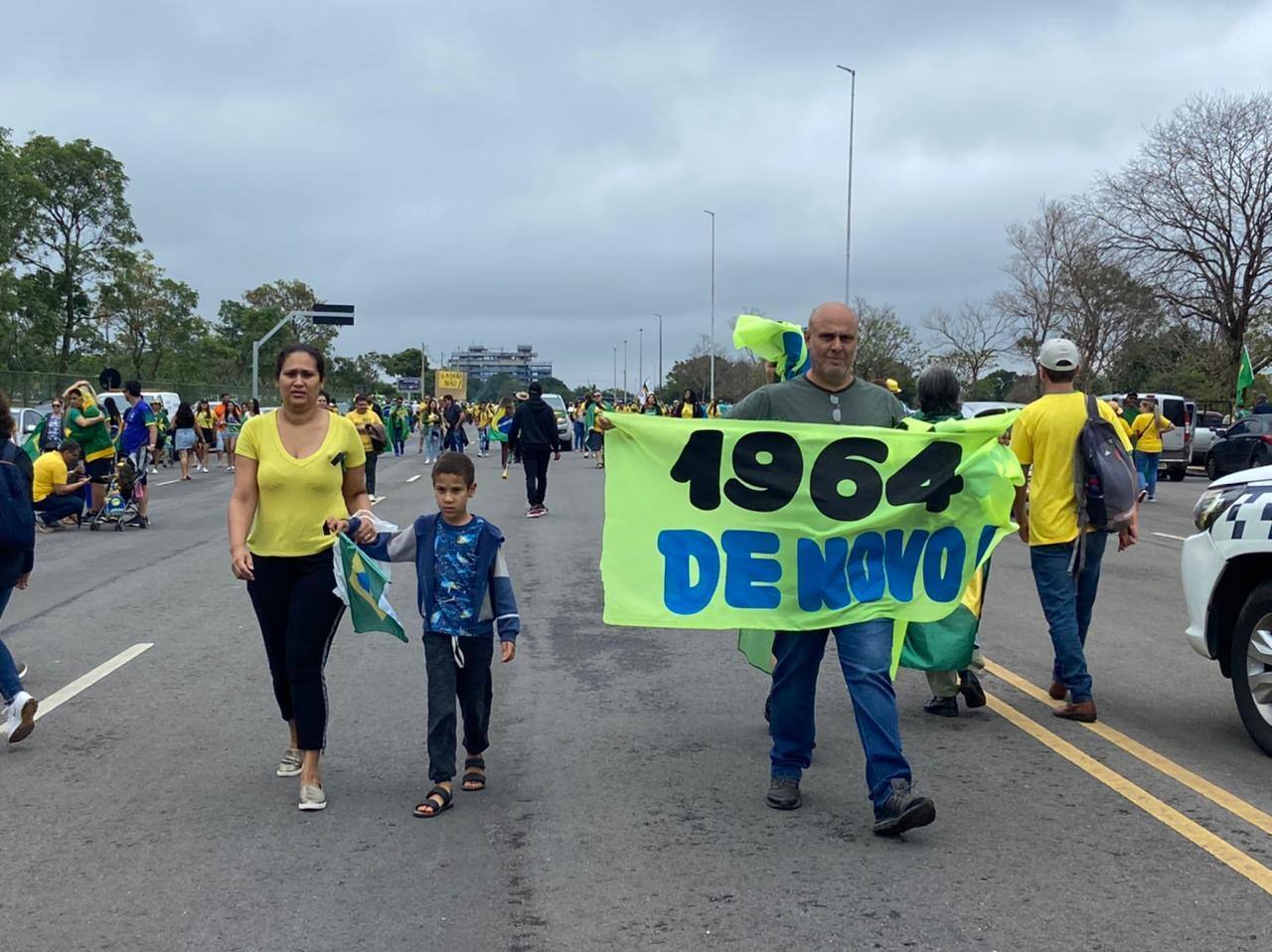 Manifestante pede "1964 de novo" (referência ao ano do golpe militar no Brasil), no ato realizado no QG do Exército nesta quarta-feira (2), dia de Finados