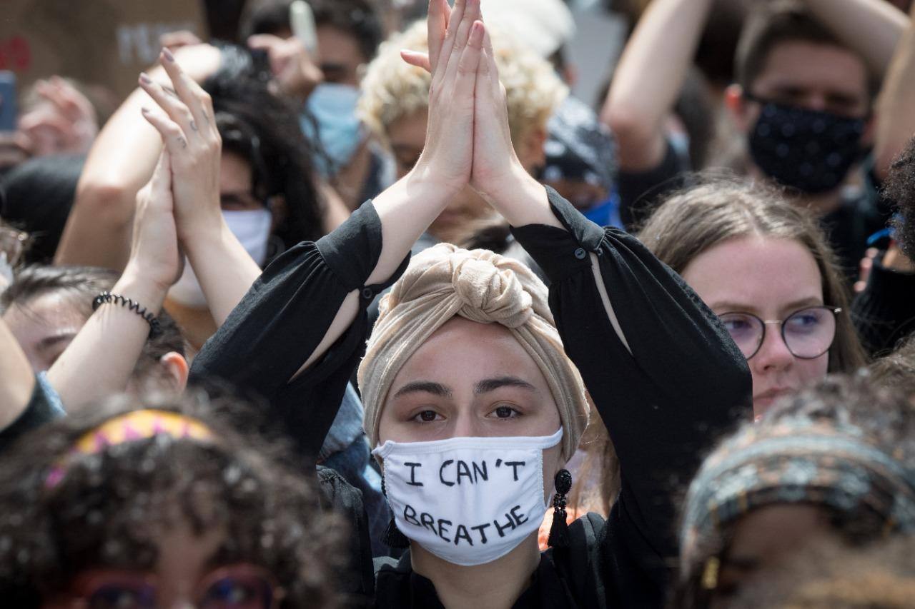 Pessoas brancas aderem às manifestações sobre racismo