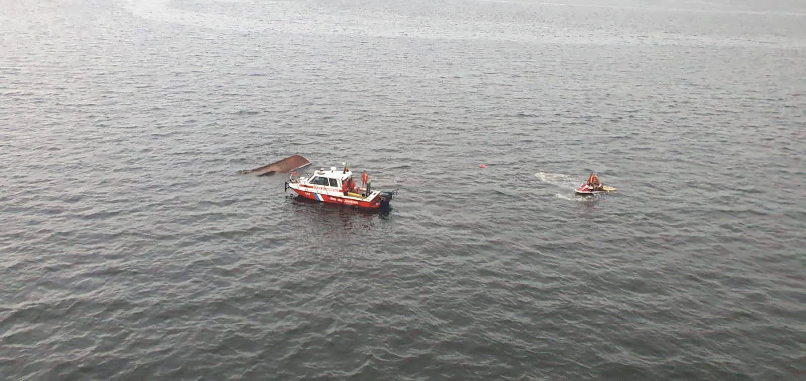 14 pessoas estavam a bordo da embarcação que virou na Baía de Guanabara