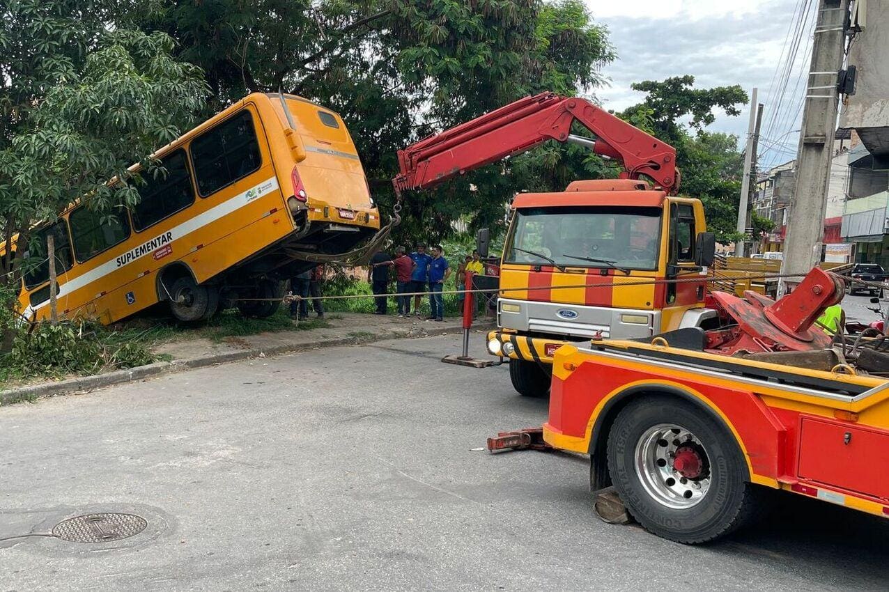 Ônibus acidentado no bairro Jardim Felicidade foi retirado de córrego horas após o acidente