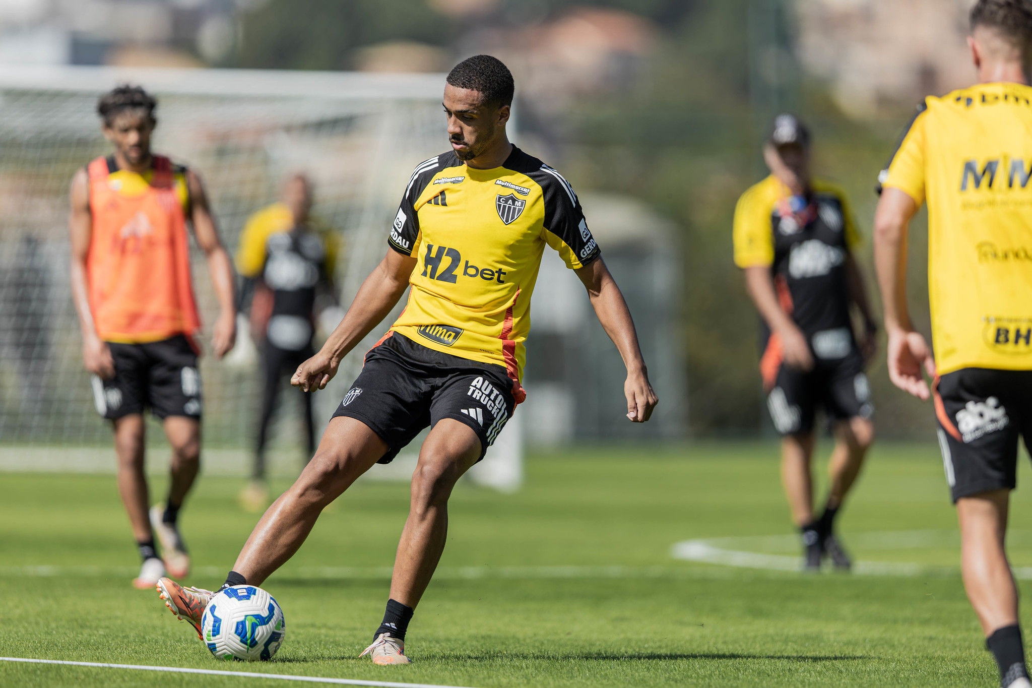 Zagueiro Rômulo em ação durante treino na Cidade do Galo