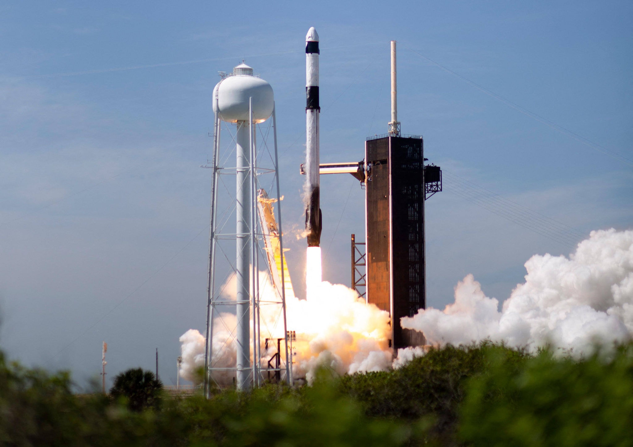 Foguete SpaceX decola na primeira missão totalmente privada à Estação Espacial Internacional