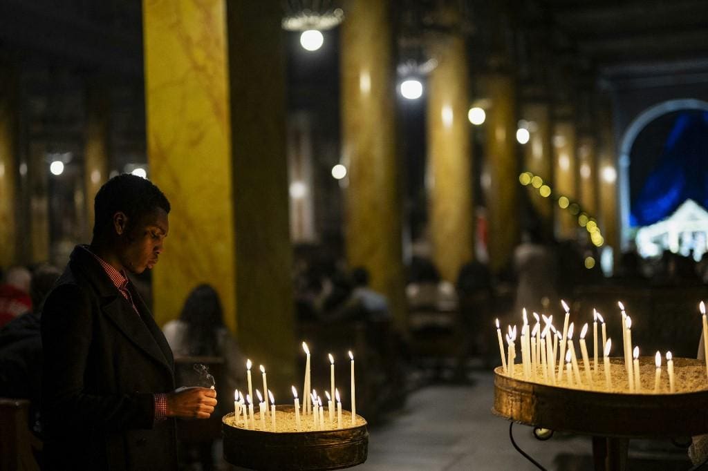 Fiel reza em igreja católica localizada em Istambul, na Turquia