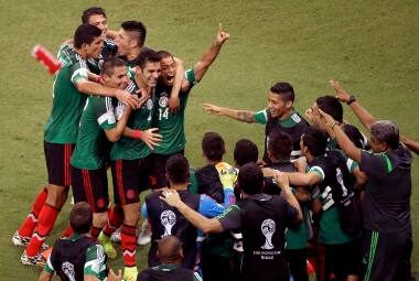Jogadores comemoram gol de Rafa Marquez, que abriu o caminho para a classificação mexicana 