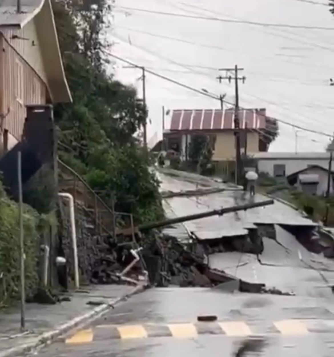 Rua em Gramado, no RSl, desmorona após fortes chuvas; VÍDEO