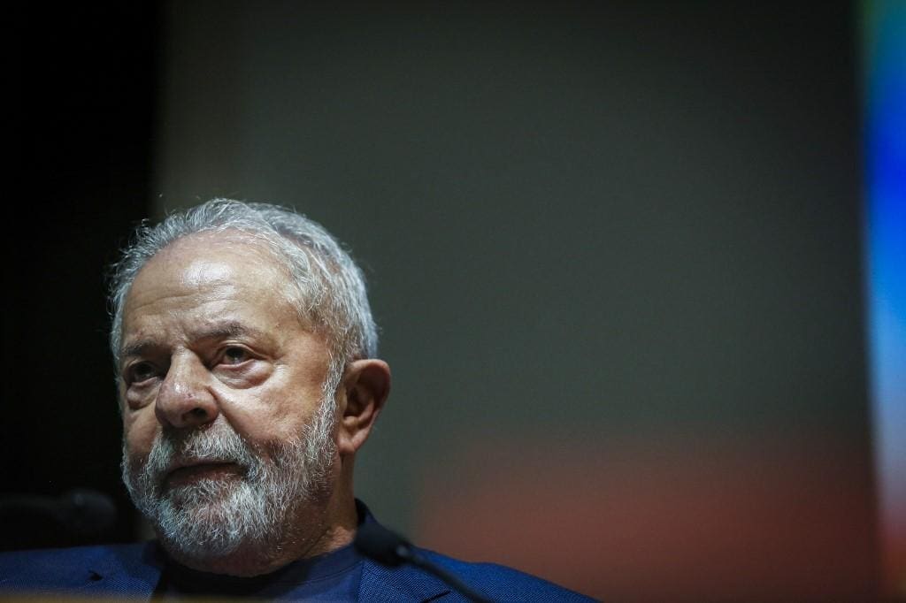 O presidente eleito Lula, que passou por cirurgia na garganta, não deve fazer discurso nem participar de entrevista coletiva
