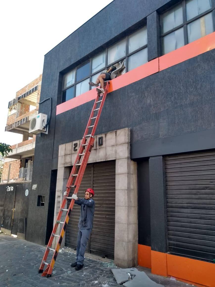 Homem saiu por janela de casa noturna