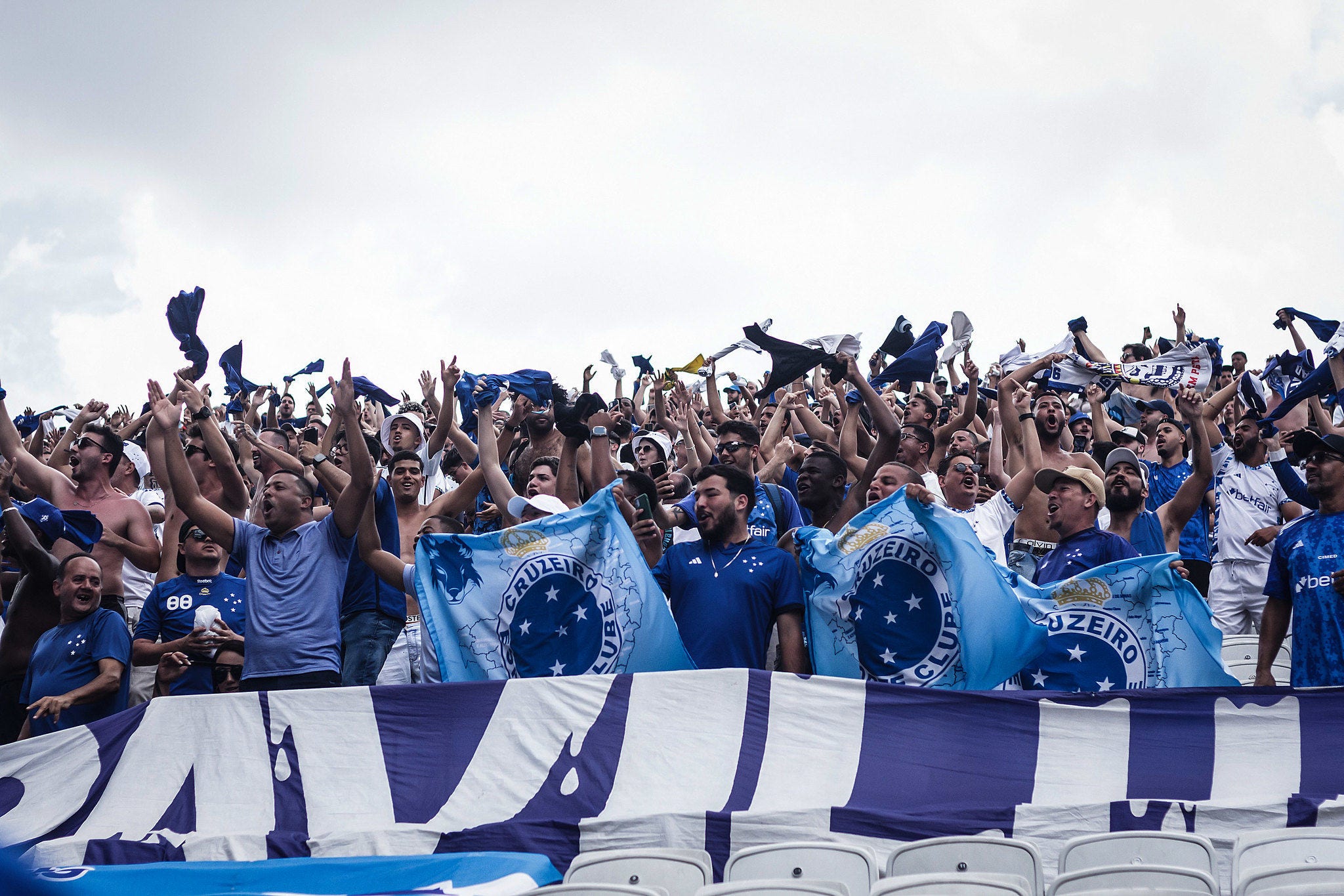 Nação Azul costuma lotar o setor visitante do estádio