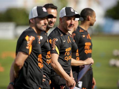 Técnico Vitor Pereira no primeiro treino com o Corinthians