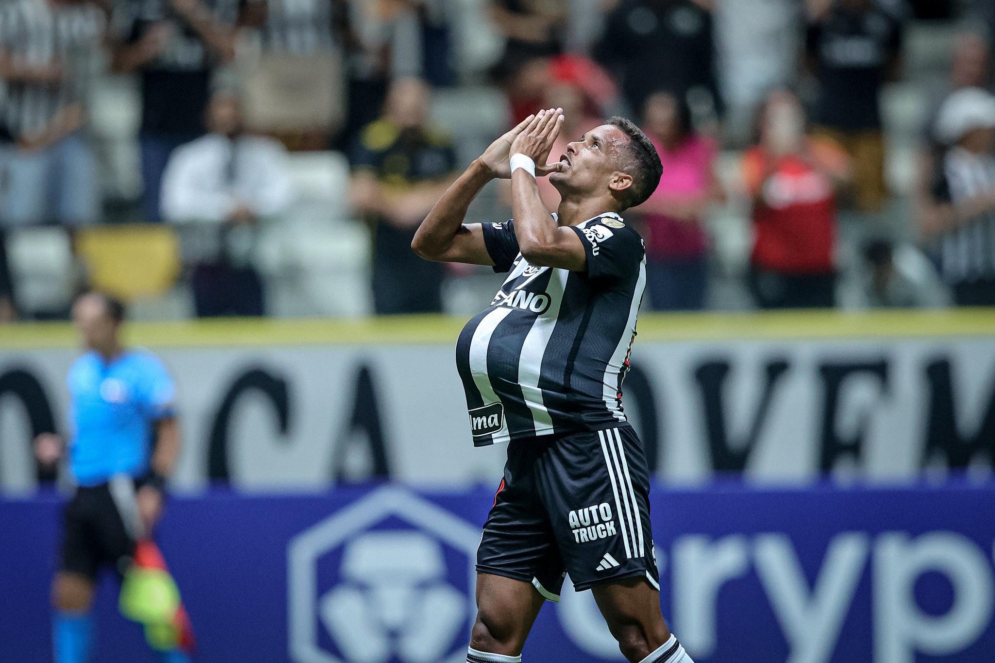 Pedrinho abriu o placar para o Atlético contra o Caracas na Arena MRV