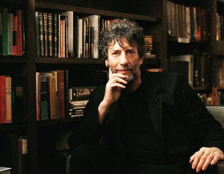 Autor britânico Neil Gaiman, acusado de abuso sexual, estupro e coerção