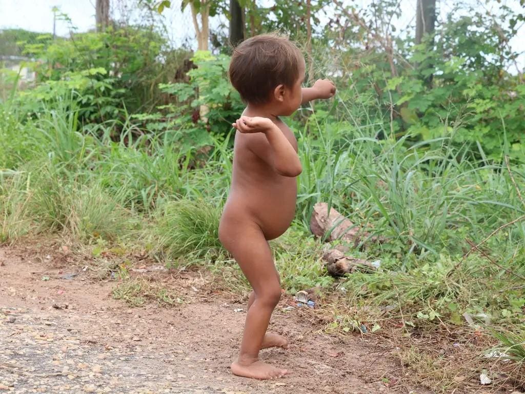 Criança yanomami em frente ao Hospital de Campanha em Boa Vista (RR)