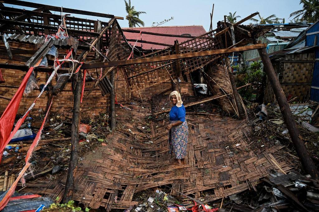 Muitas casas foram destruídas no campo de refugiados de Basara, em Sittwe, após a passagem do ciclone