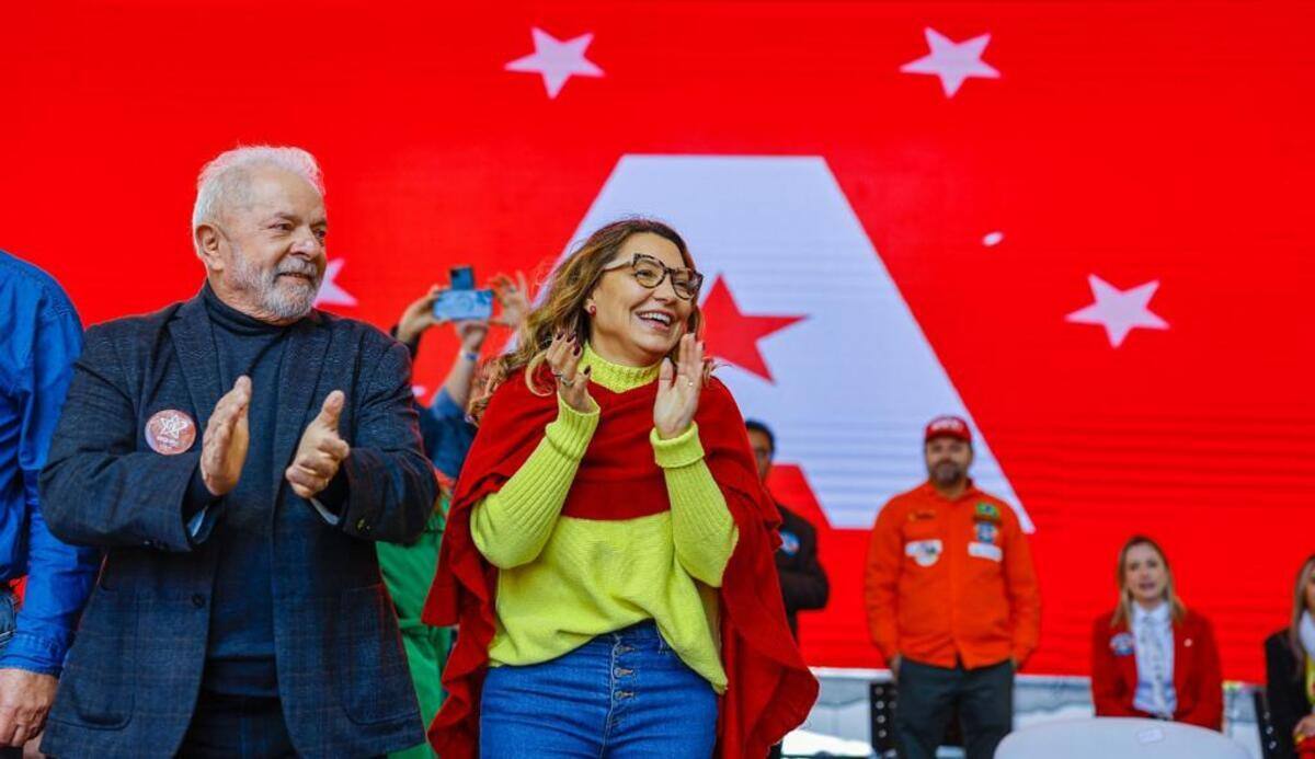 Ex-presidente Lula (PT) fez comício em Curitiba, capital paranaense, neste sábado (17), acompanhado da socióloga e esposa Rosângela Silva, a Janja