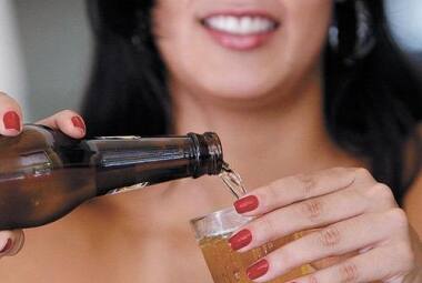 Cinco copos de cerveja por semana elevam risco em 130%