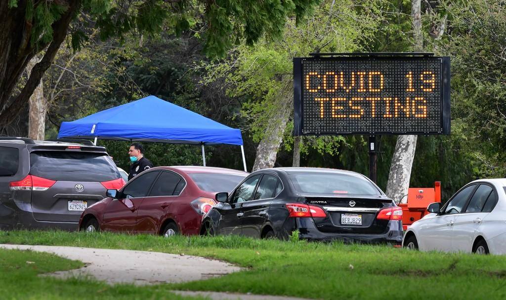 Pessoas fazem fila para realizar teste na Califórnia
