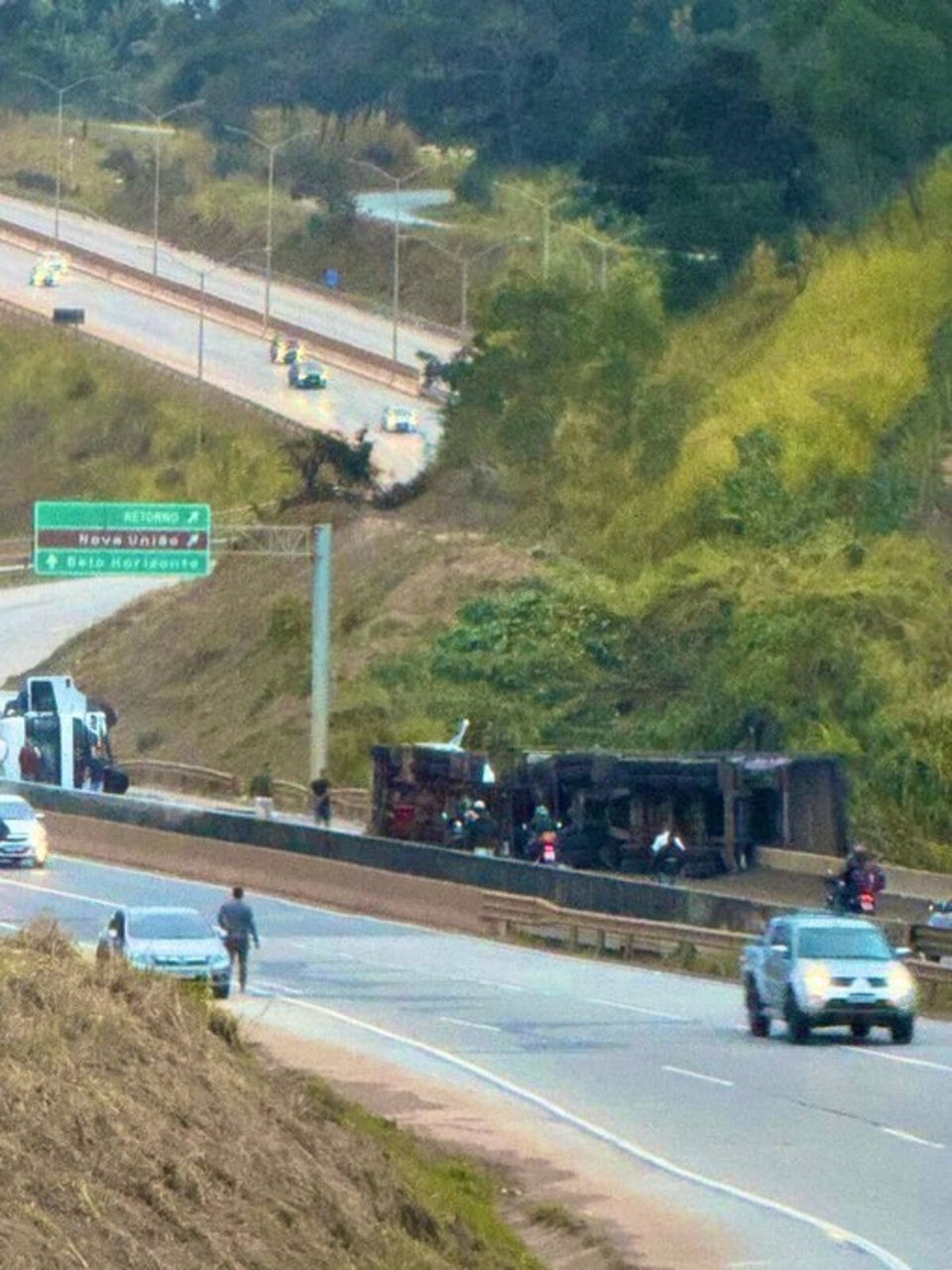 Os dois veículos tombaram na pista após o acidente