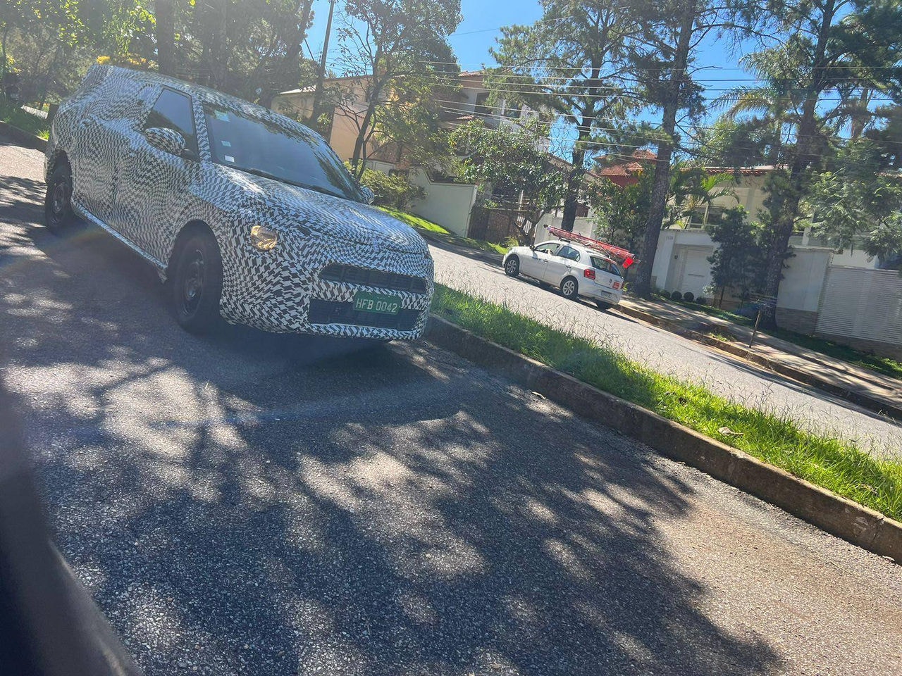 Protótipo do Citroën C3 X roda em testes por BH