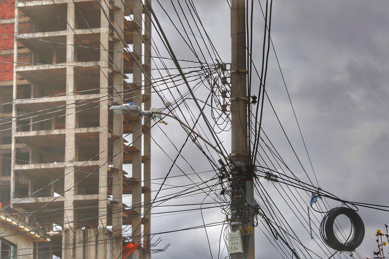 Ligações de energia clandestinas (gato de luz)
