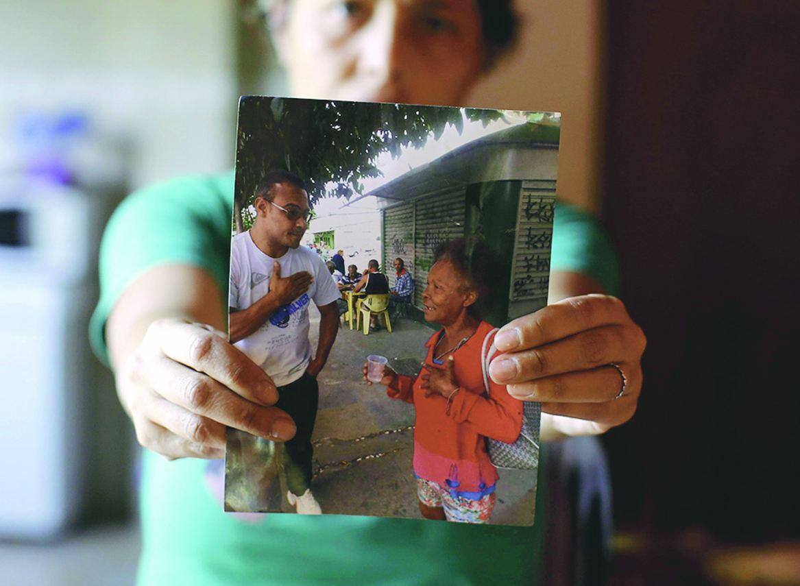Drama. Jacqueline busca notícias da mãe, a idosa Maria das Graças, 64, desaparecida desde fevereiro