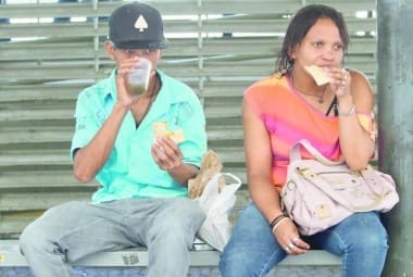 Pântano. Na estação Central de Belo Horizonte, o casal Thiago Lopes, 28, e Adriana Pereira, 34, saboreia pastéis de queijo e refrigerante como almoço do dia, por falta de opção