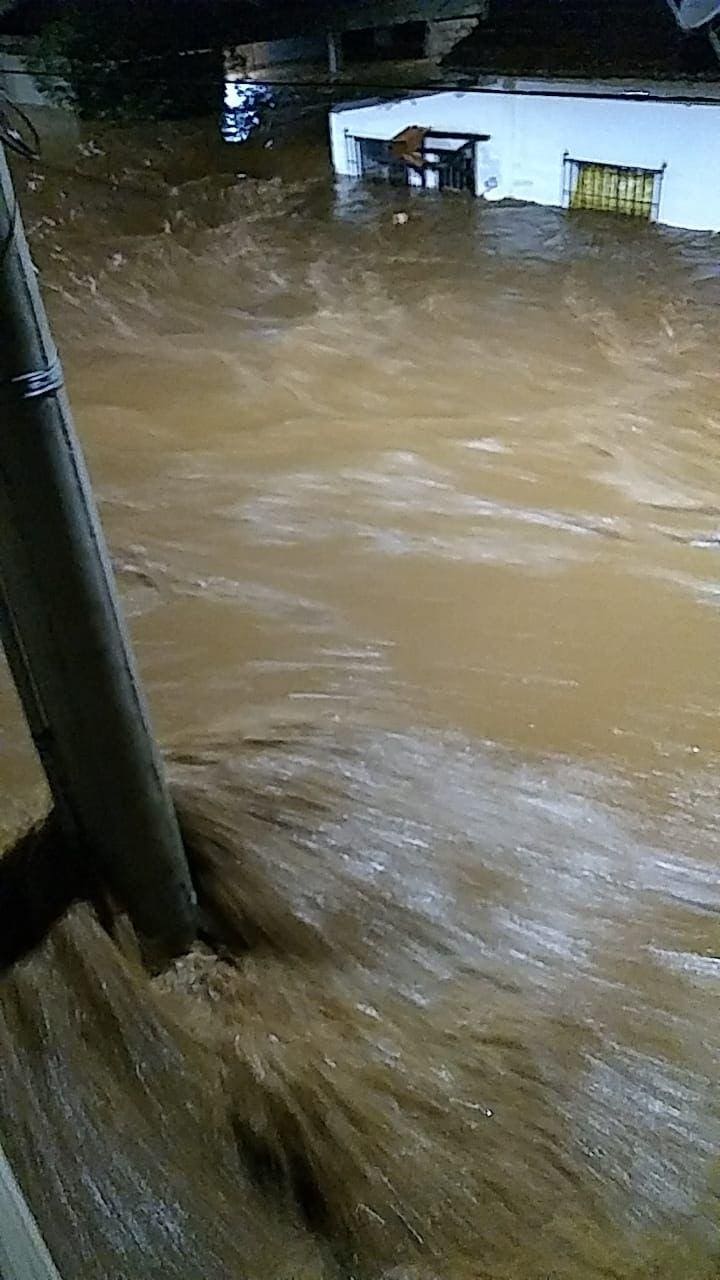 Chuva alagou distrito de Honório Bicalho, em Nova Lima