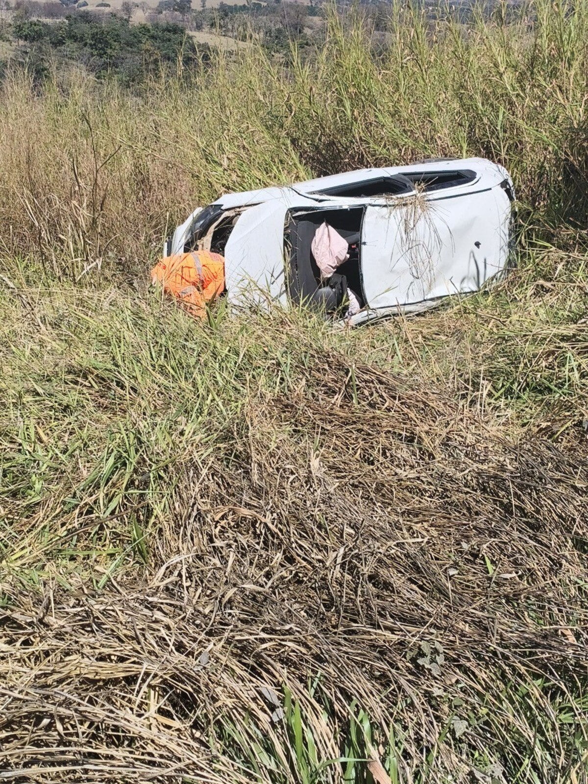 O homem foi encontrado deitado na margem da rodovia