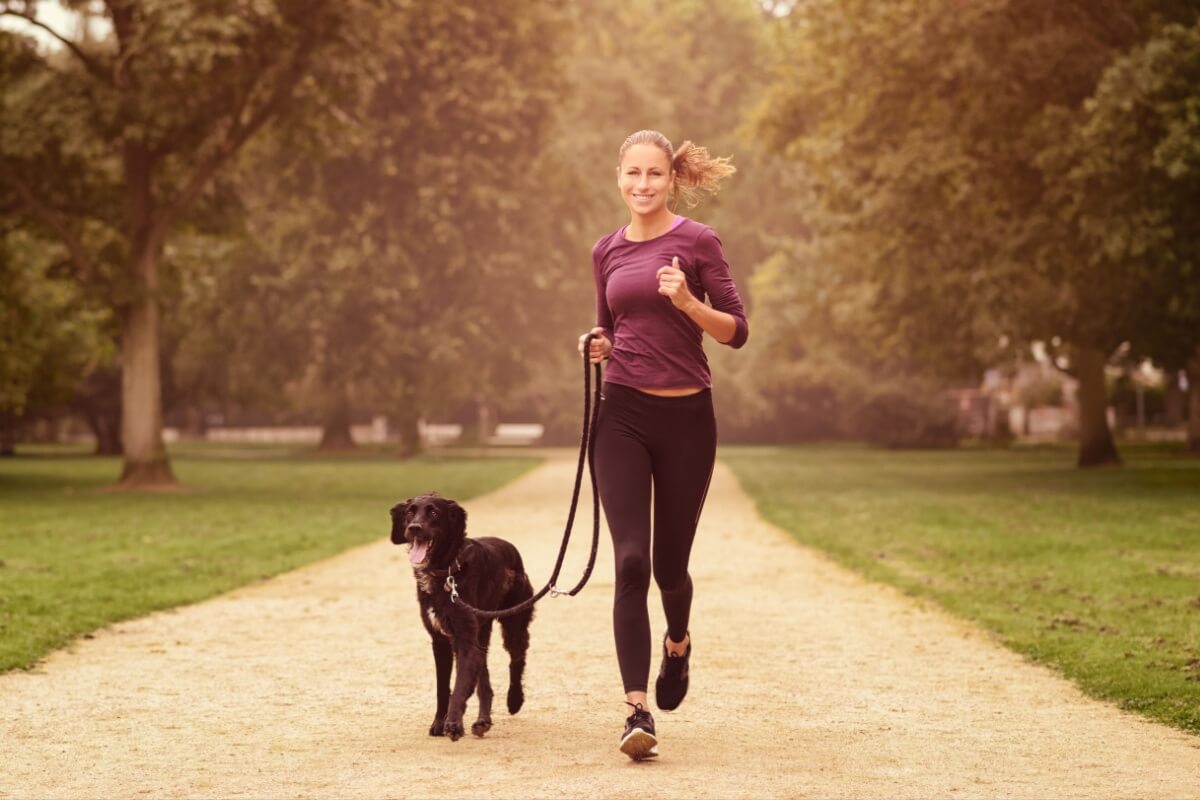 Correr com o cachorro é uma forma de manter o bem-estar e reforçar os laços
