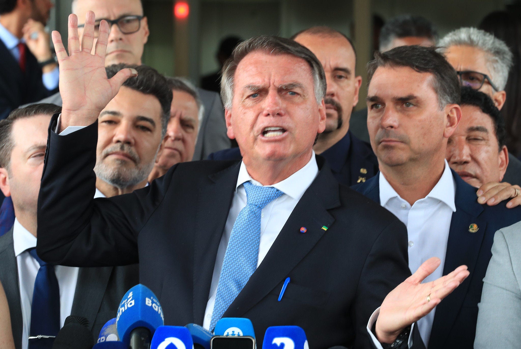 O episódio em que Jair Bolsonaro (foto) exibiu a tornozeleira eletrônica na Câmara dos Deputados levou o STF a cobrar explicações sobre possível descumprimento de medida cautelar, mas defesa afirma que ele apenas respondeu a perguntas da imprensa