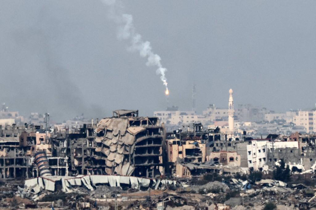 Míssil israelense cai em Gaza no dia 8 de dezembro de 2023