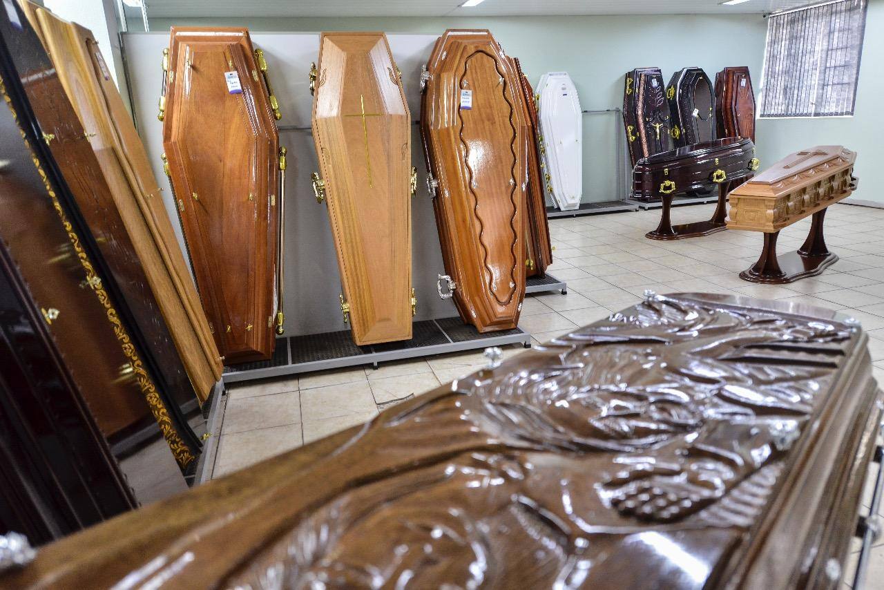 Com possível de aumento da demanda no período de pico da pandemia, funerária ampliou estoques de urnas