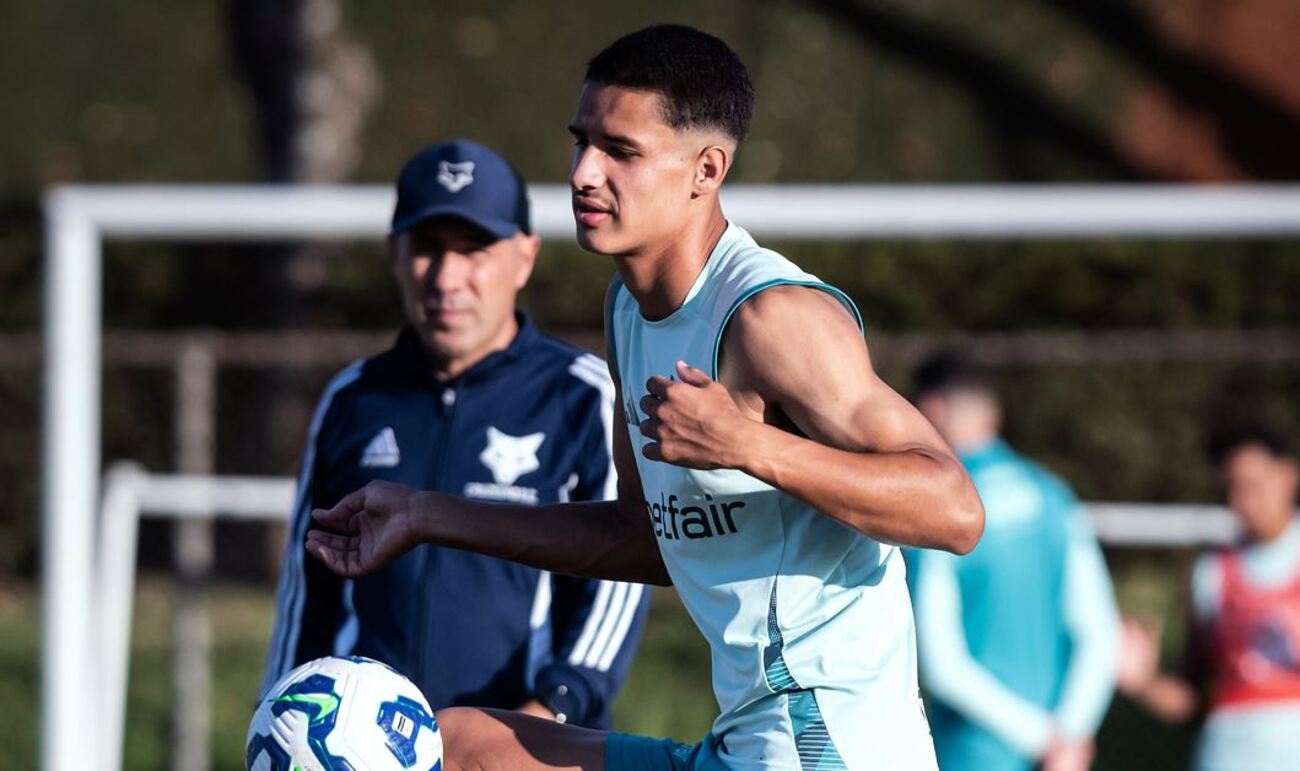 Murilo, com Jardim ao fundo, durante treino na Toca da Raposa 2