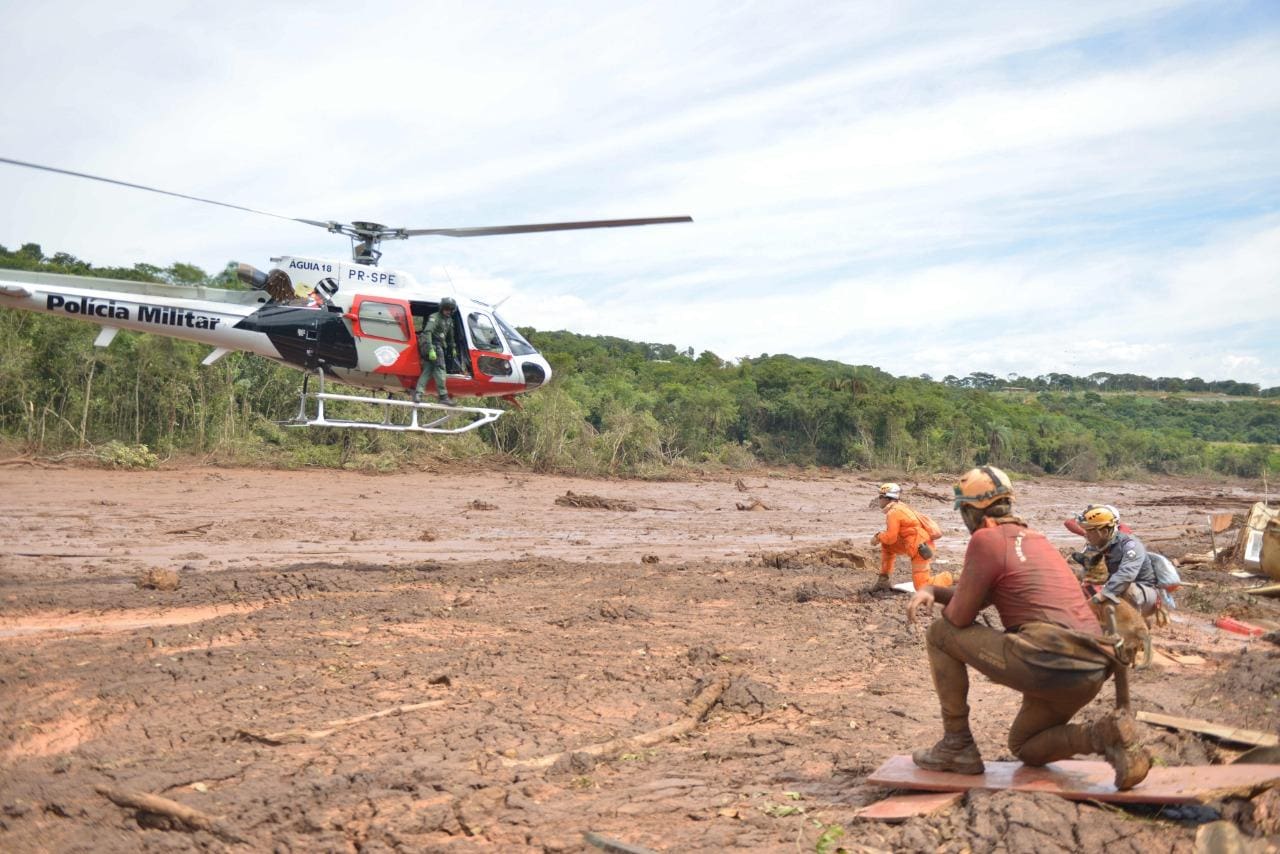 Bombeiros mantém operações de resgate de corpos, em Brumadinho