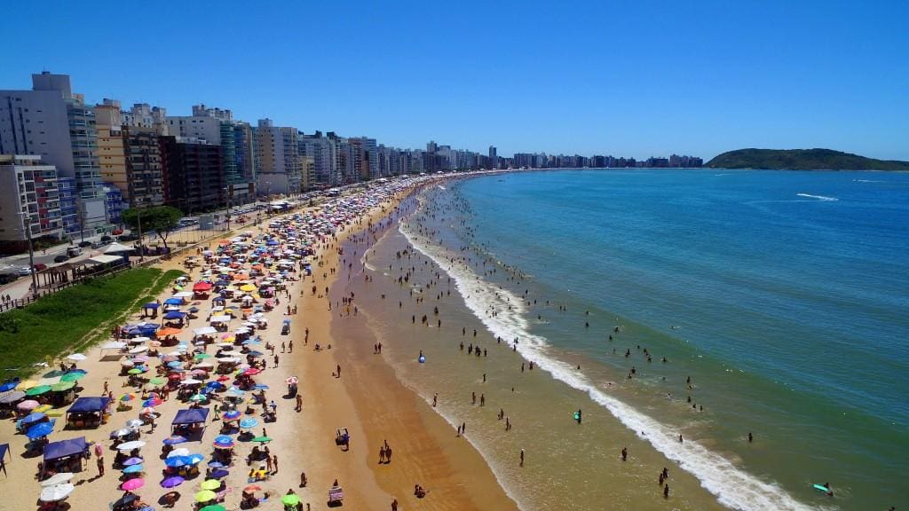 Guarapari, no Espírito Santo, é um dos destinos favoritos dos mineiros, de acordo com levantamento da rodoviária de BH